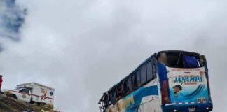 TRAGEDIA EVITADA EN LOS ANDES: BUS QUEDA AL BORDE DEL ABISMO CON 33 HERIDOS