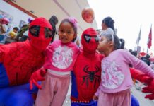 ▶️¡INCREÍBLE VISITA! TRES SPIDER-MAN CAEN DEL HELIPUERTO PARA ALEGRAR A NIÑOS EN SAN BORJA