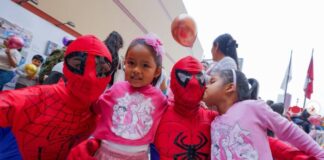 ▶️¡INCREÍBLE VISITA! TRES SPIDER-MAN CAEN DEL HELIPUERTO PARA ALEGRAR A NIÑOS EN SAN BORJA